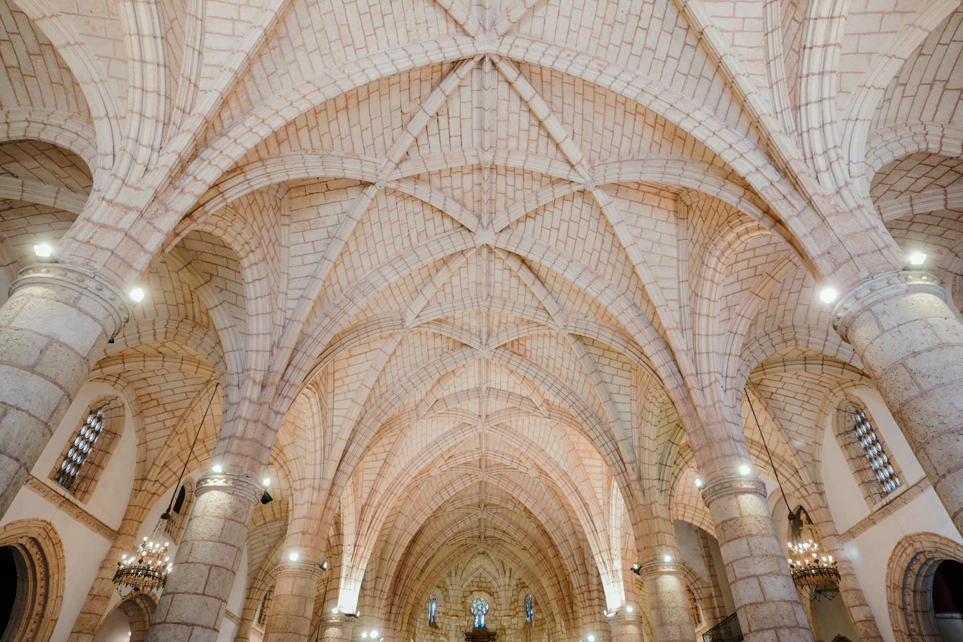 Catedral Primada de América, Santo Domingo — arcos góticos interiores