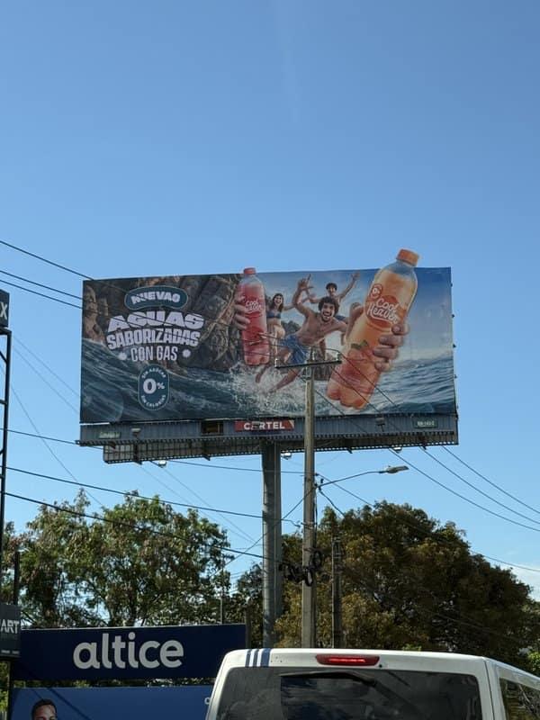 Valla publicitaria exterior en ciudad