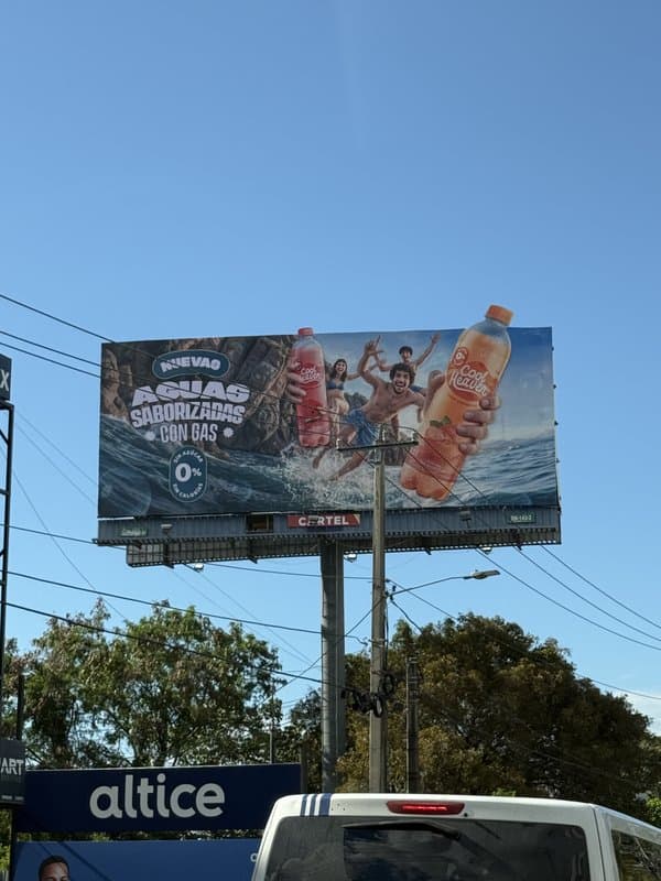 Valla publicitaria exterior en ciudad