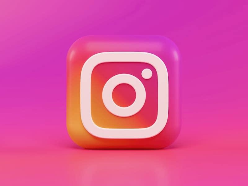 Creador de contenido grabando video para redes sociales