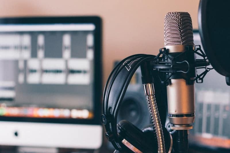 Grabación de podcast profesional con micrófonos