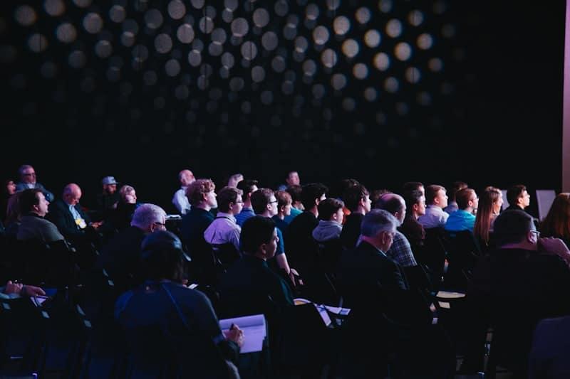 Evento corporativo con branding y patrocinadores